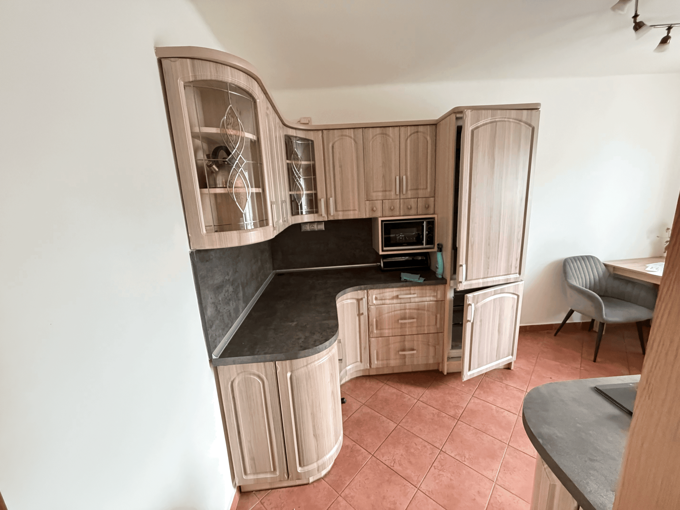 PRENÁJOM, 2 izb. byt v TRNAVE na ulici Š. C. Parráka s GARÁŽOU .