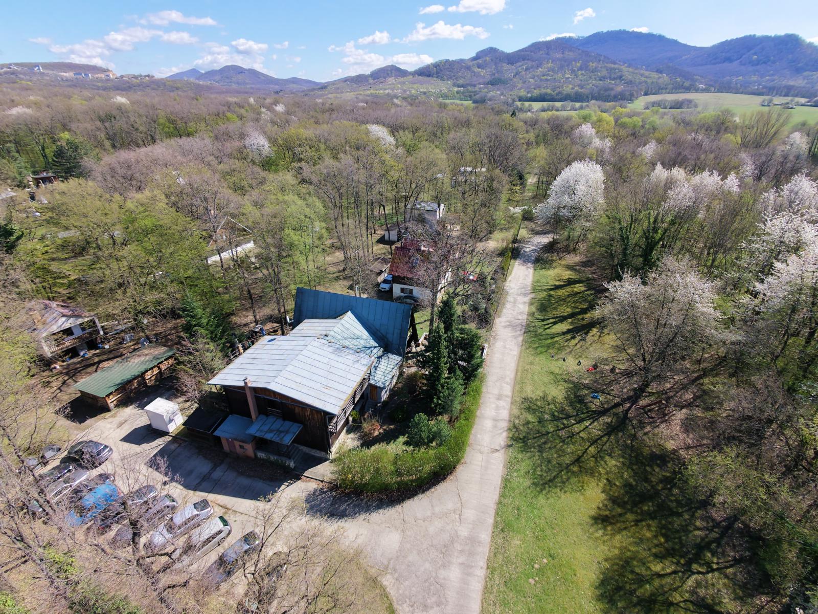 Obrovská chata v pôvodnom stave na úpätí Malých Karpát–Vývrat, Rohožník