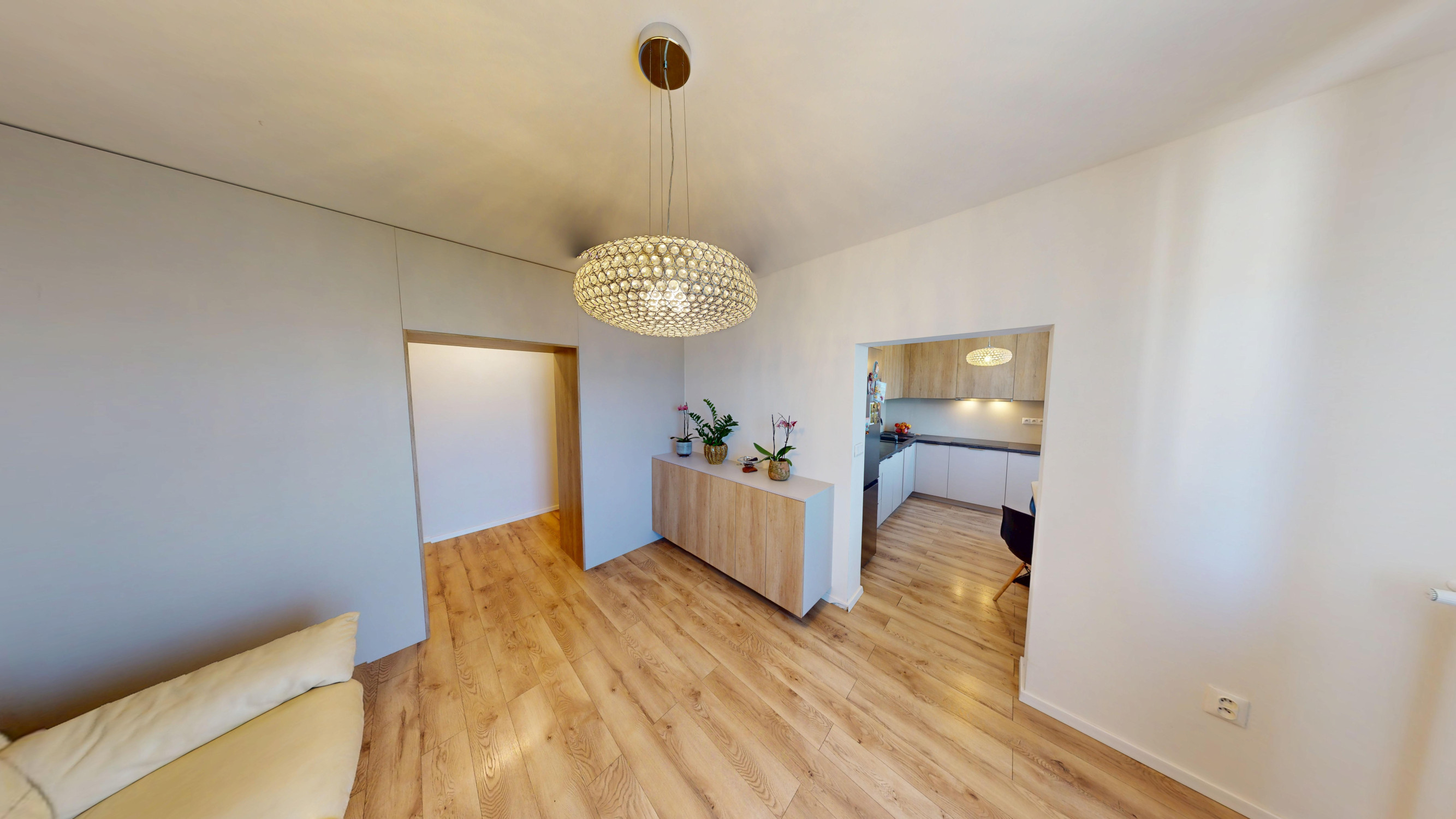 MODERNÝ 2-IZBOVÝ BYT S BALKÓNOM – NASŤAHUJTE SA BEZ INVESTÍCIÍ 🔑✨