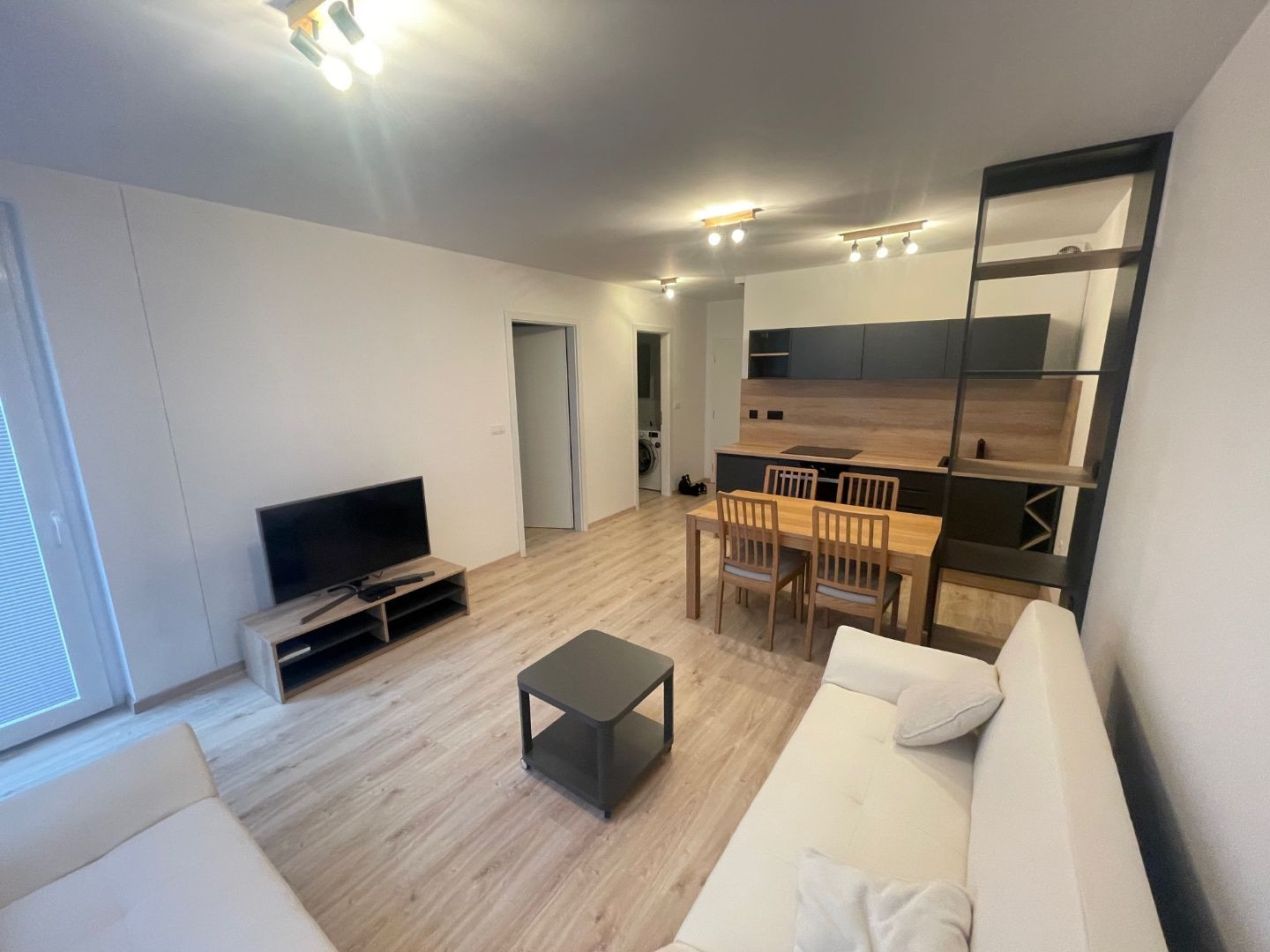 VAHOreal* 2 izb. byt, loggia, park. státie, pivnica,  Novomestská ul. Trnava