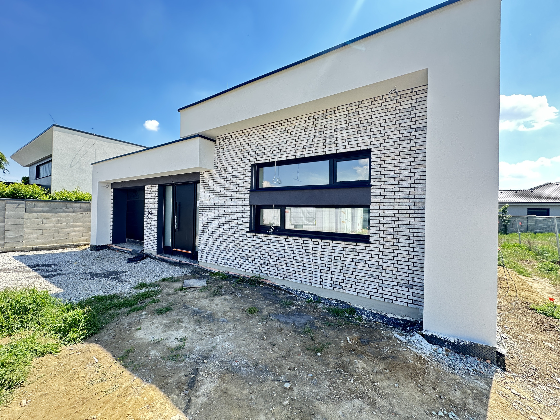 Moderná novostavba RD, pozemok 600m2, zastavaná plocha 179m2, garáž