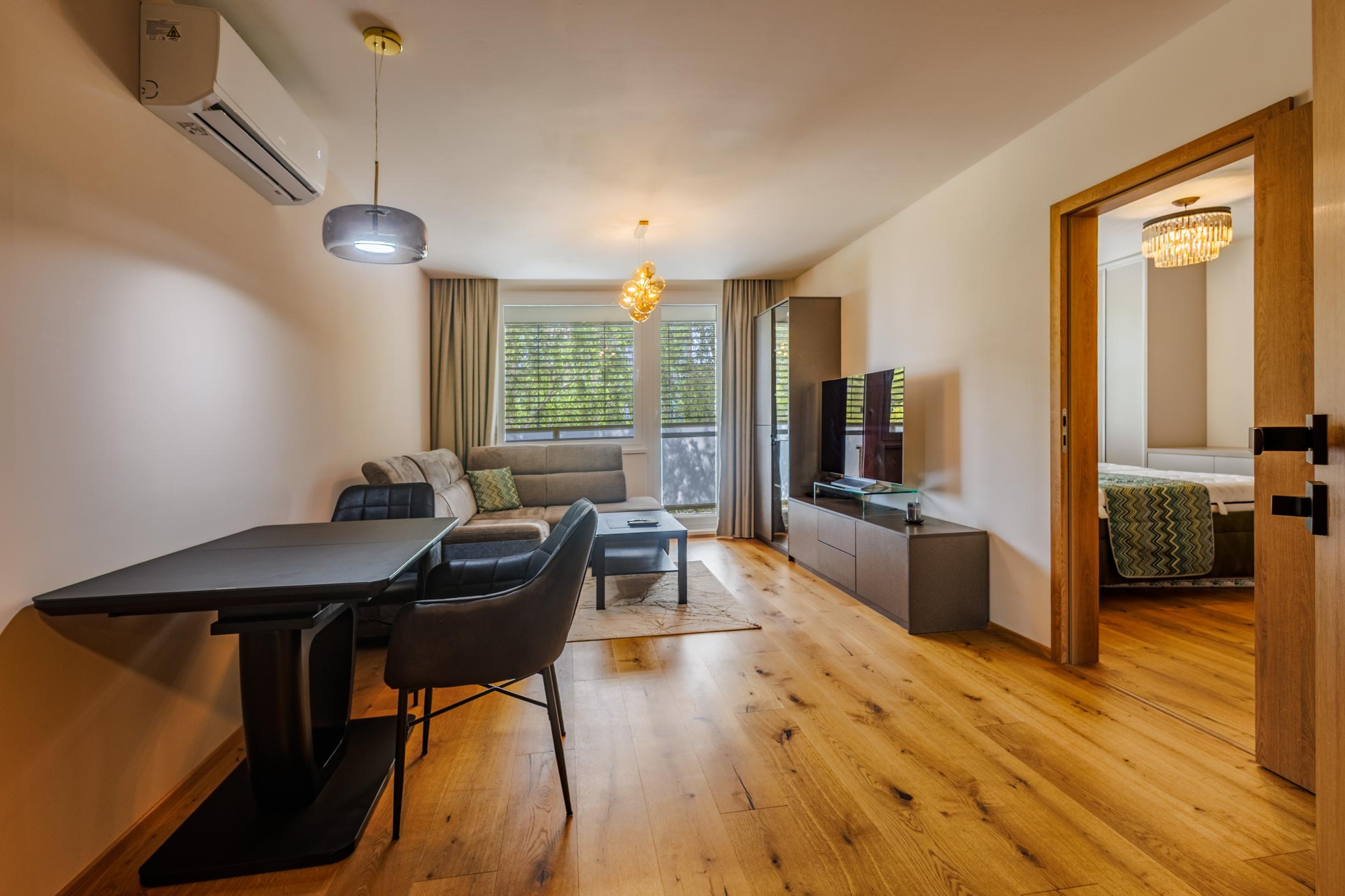 KOMPLETNE ZREKONŠTRUOVANÝ 2 izb. byt, výmera 52,77m2, loggia, ul. G. Goliána