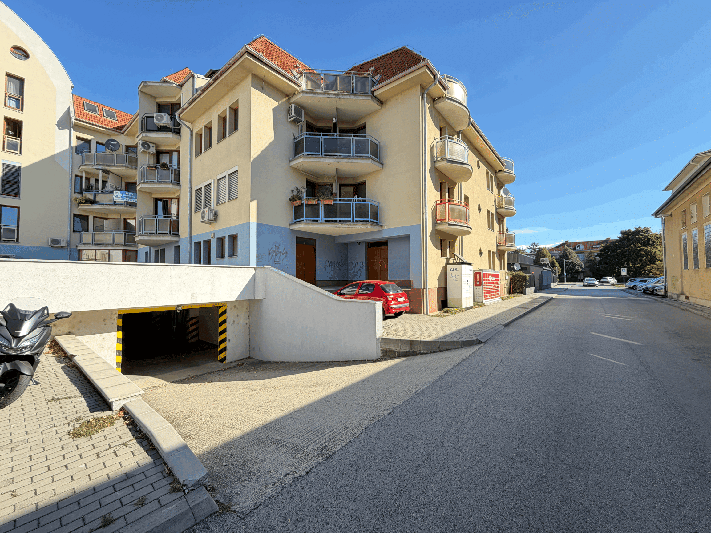 NA PREDAJ GARÁŽ V PODZEMÍ BYTOVÉHO DOMU - BOTTOVA ul. , TRNAVA