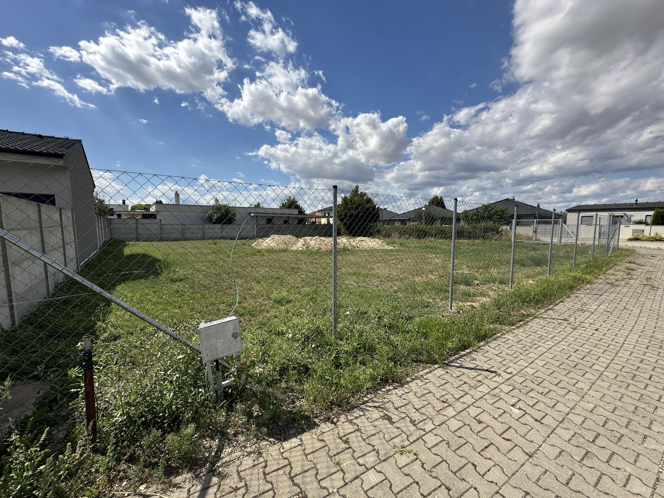 NA PREDAJ STAVEBNÝ POZEMOK Kamenný mlyn, 860m2, všetky IS