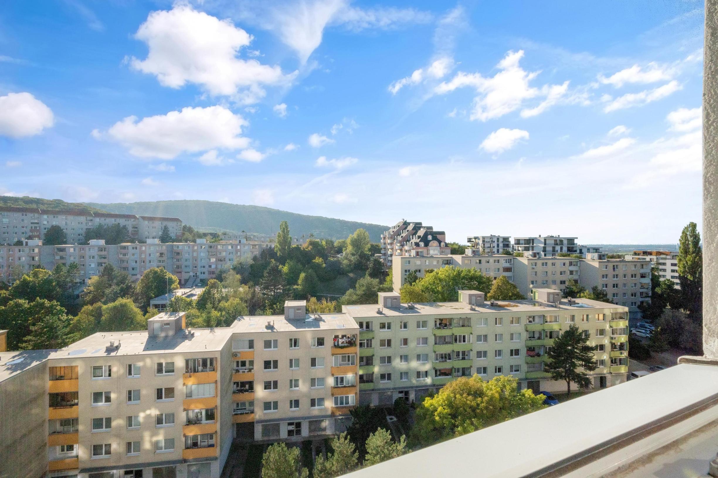 Bývanie s krásnym výhľadom nad Dúbravkou - svetlý 2-izb. byt