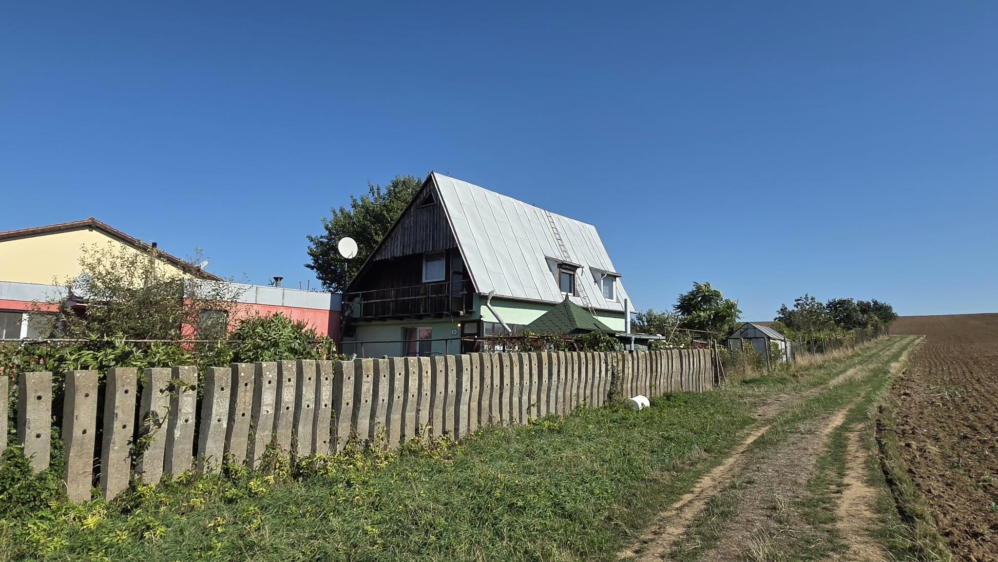 CHATA S VEĽKÝM POZEMKOM A VINICOU VO VINOHRADOCH NAD VÁHOM