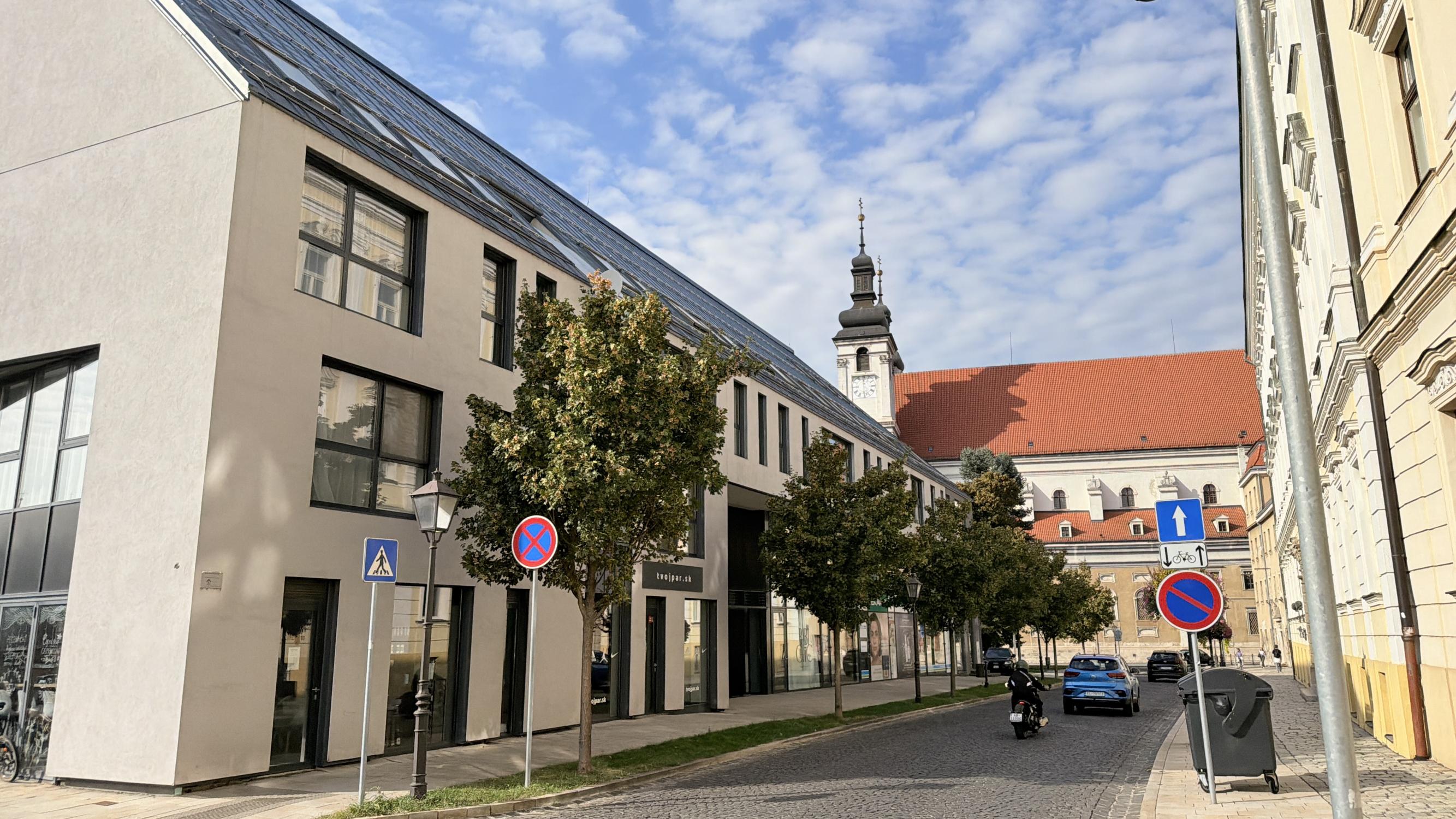 NA PREDAJ ! Parkovacie státie, centrum Trnavy